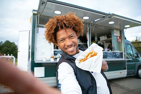 klant bij de foodtruck